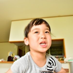 子どもの受け口は早めに治療を始めましょう
